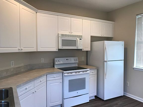 5th image of 210 Sand Pebble Dr