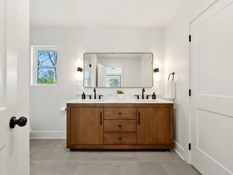 816 Victoria Dr — Photo 5
