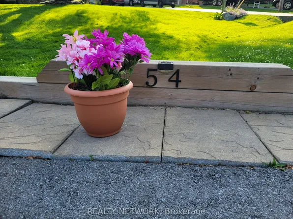 54 Valley Rd, Saint Catharines, ON L2S 1Y6