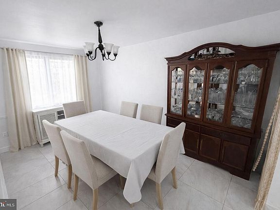 4th image of 1305 Robbins St