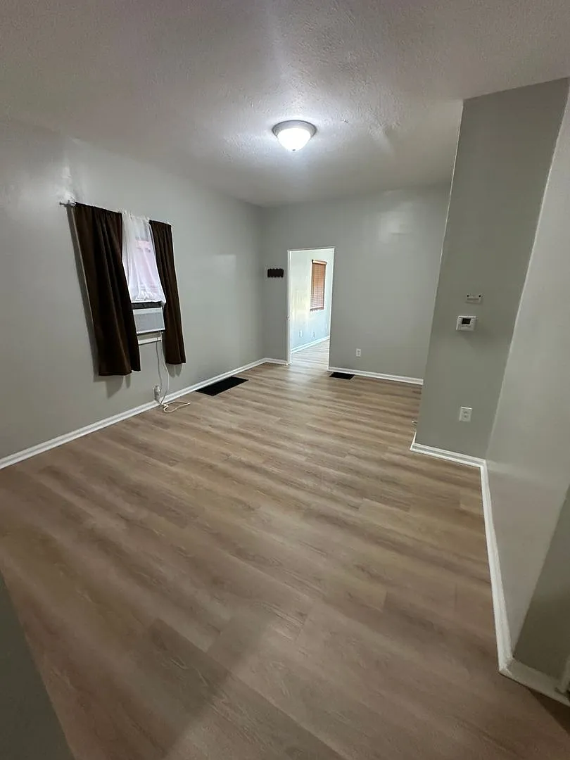 Newly Renovated 2 Bedroom, 1 Bath Fenced Backyard — Photo 3