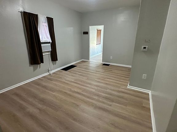 3rd image of 526 Vine St
