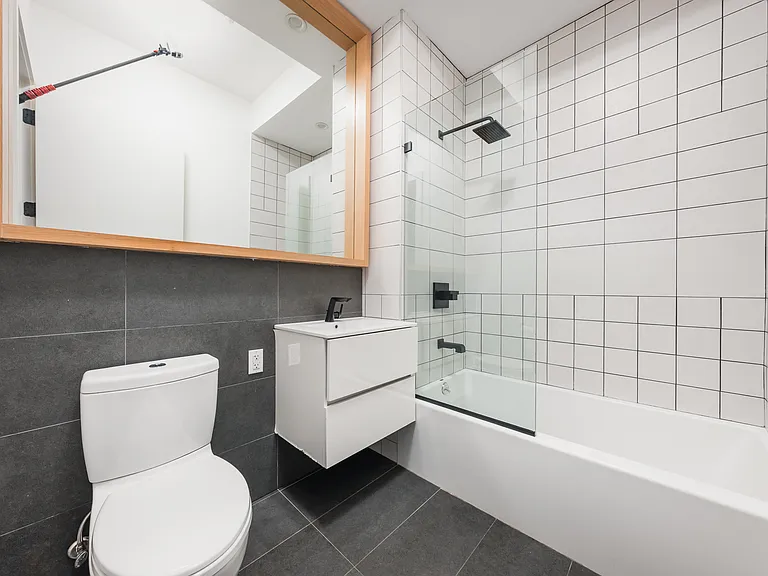 215 Freeman St #Penthouse 2 — Photo 9