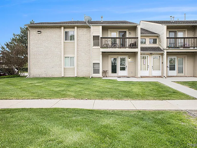 15054 Riverside Dr — Photo 1