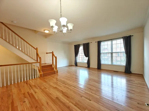 13030 Park Crescent Cir, Herndon, VA 20171