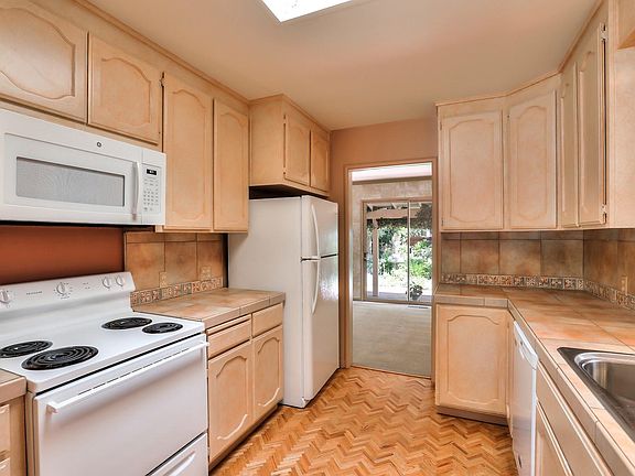 4th image of 1409 Ravenswood Dr
