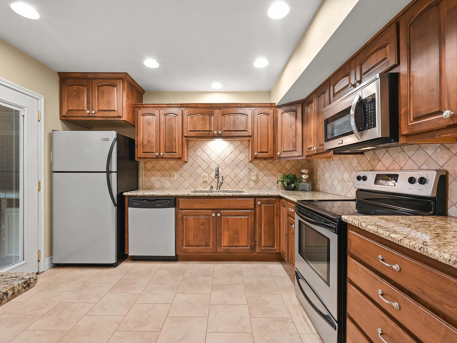 3 bed, 3.0 bath, 1982 sqft, $2,500 — Photo 3