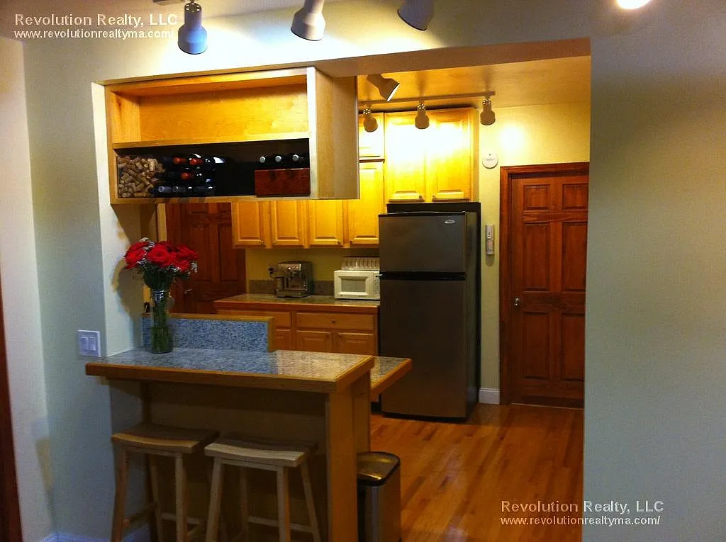 3 bed, 1.0 bath, 790 sqft, $2,700 — Photo 1