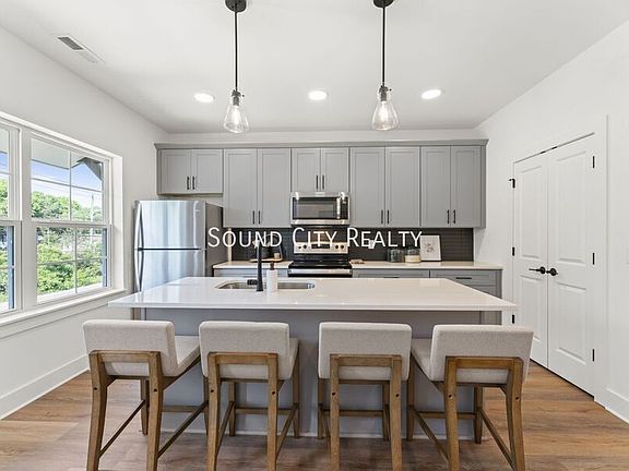 4th image of 700 N Dupont Ave #403