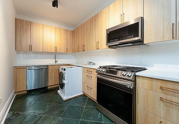 4th image of 110 E 17th St #3R