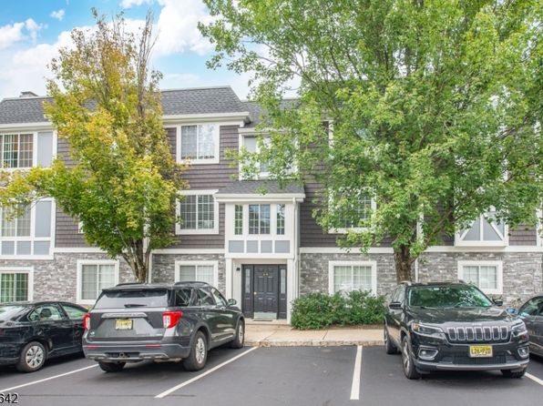 17 Village Dr