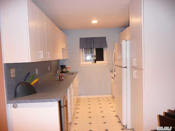 4th image of 152 Jervis Ave