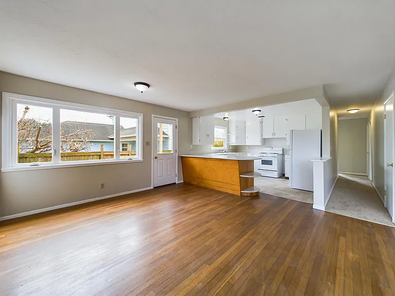 1205 Lincoln Ave — Photo 2