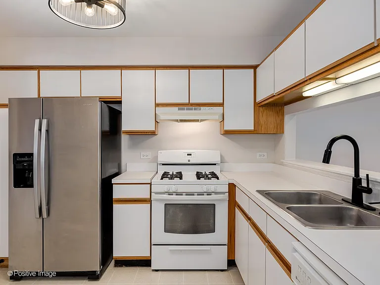 1056 Woodhill Ct — Photo 7