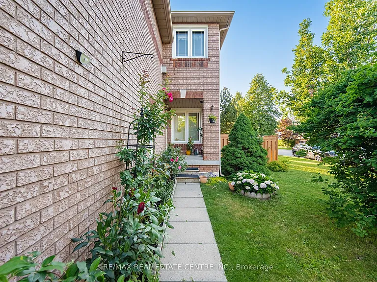 3725 Althorpe Cir N — Photo 6