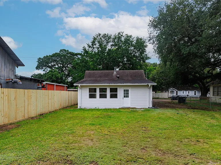 704 W Willis St — Photo 11