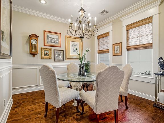 2nd image of 3001 Bourbon St