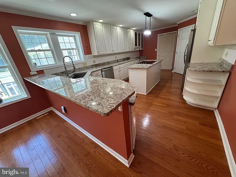 317 W Seminary Ave — Photo 5