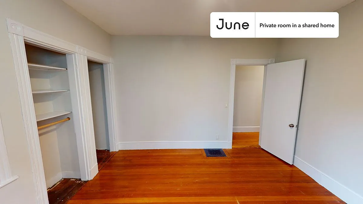 Queen bedroom in 2 bed/1 bath home in Allston #1314 B — Photo 3