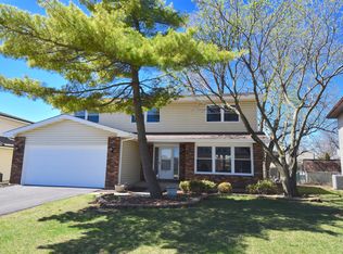 862 Papoose Ct, Carol Stream, IL 60188