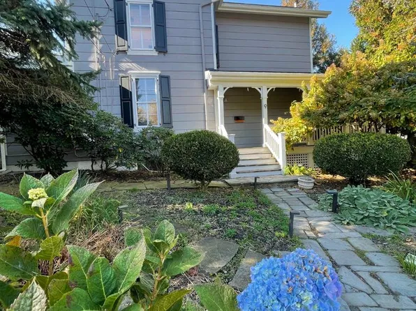9 Maple St, Hopewell, NJ 08525