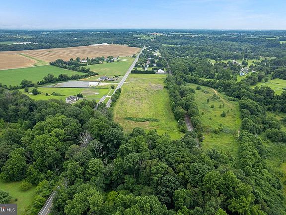 3rd image of 555 Woodstown Rd