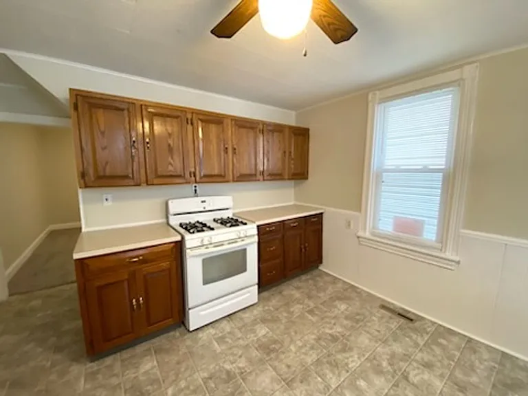 912 Salem Ave — Photo 5