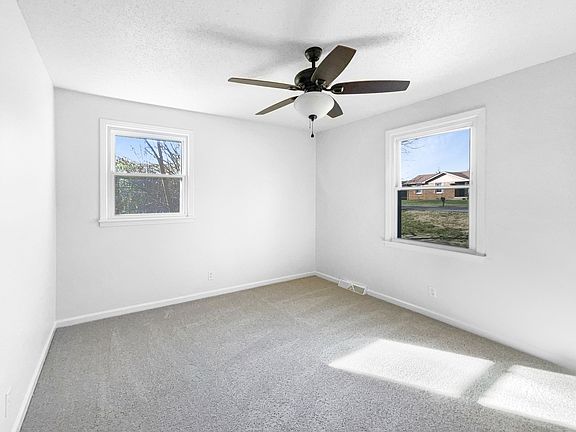 5th image of 286 Stephanie Dr