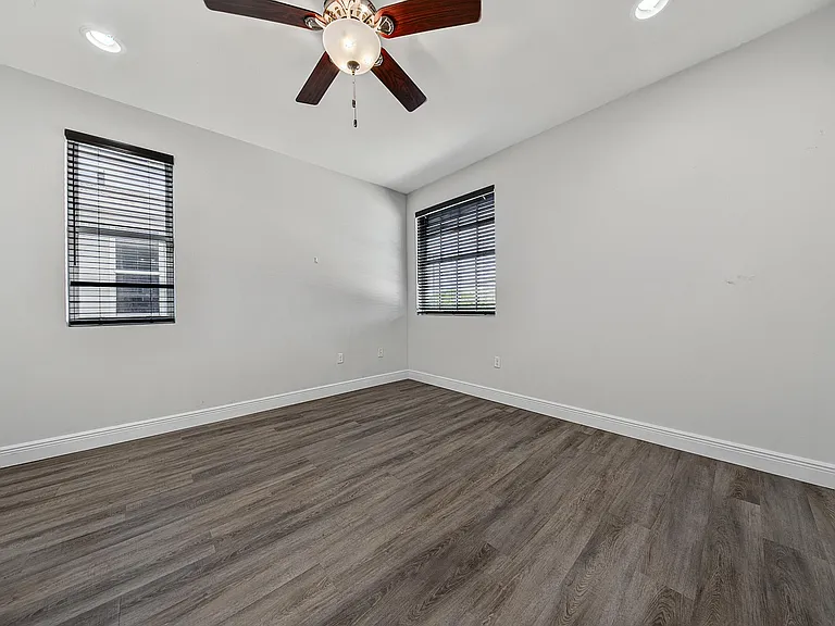1135 NE 3rd Ave — Photo 38
