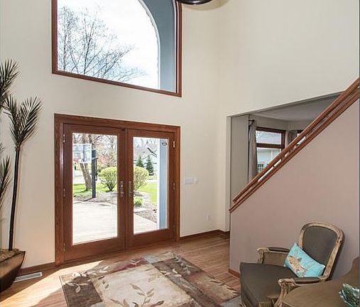 2nd image of 560 E Beacon Hill Cir
