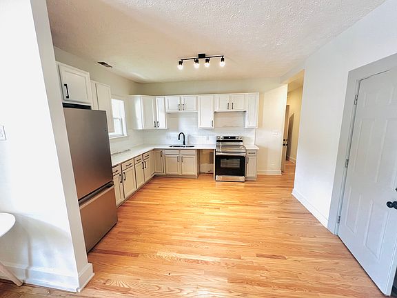 Full size kitchen!