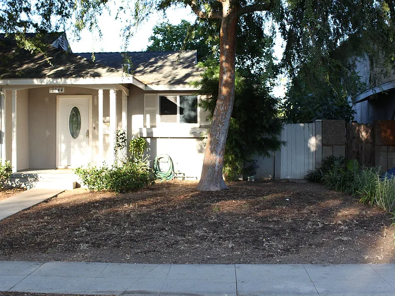 10044 Woodley Ave — Photo 2