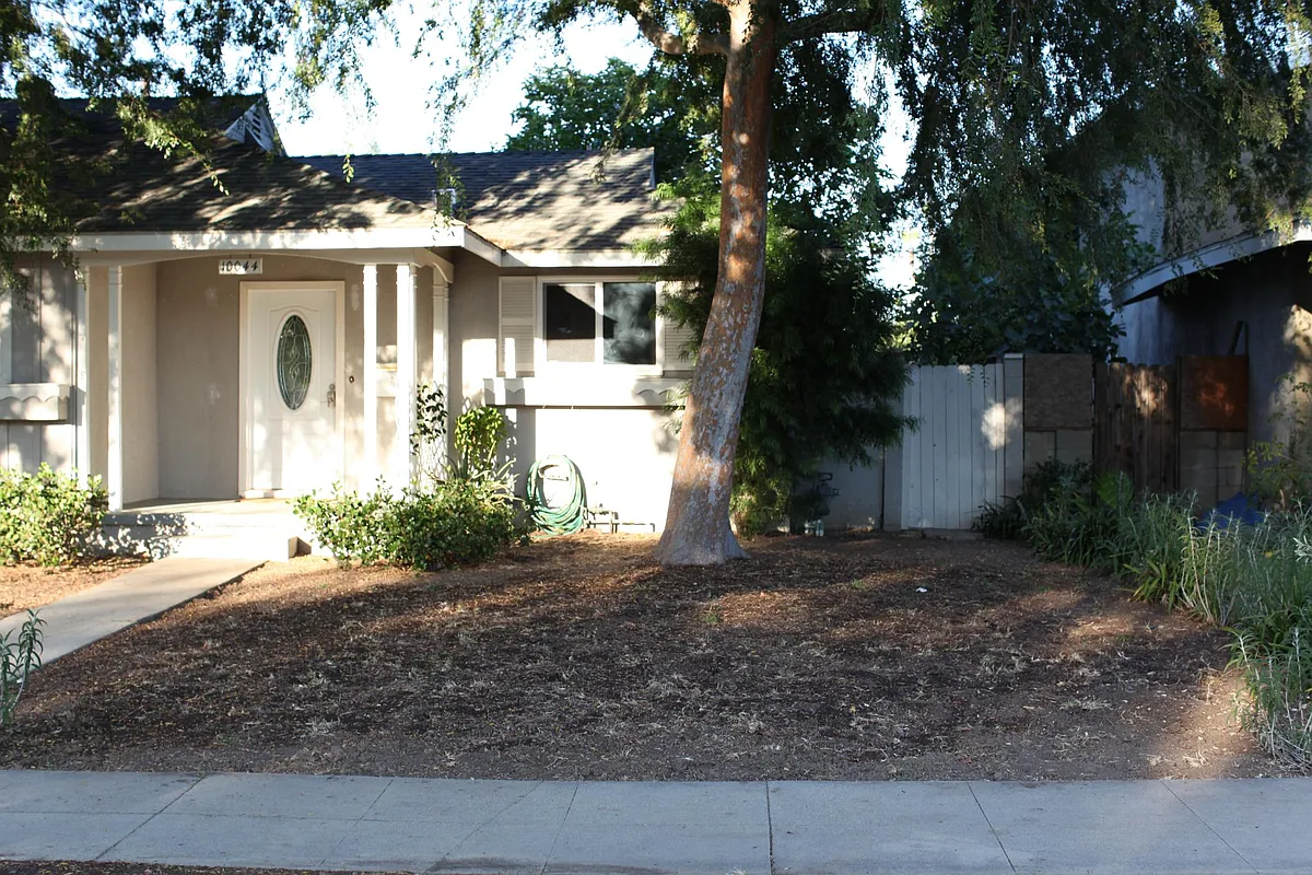 Building Photo - 10044 Woodley Ave