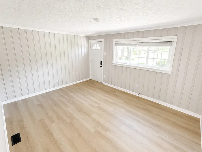 931 Crestline Dr — Photo 2