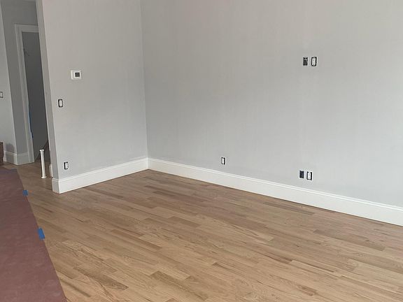 3rd image of 115 Gainsborg Ave E