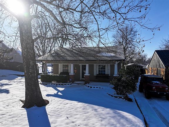 3rd image of 930 Maple St