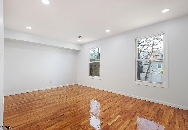131 Armstrong Ave — Photo 11