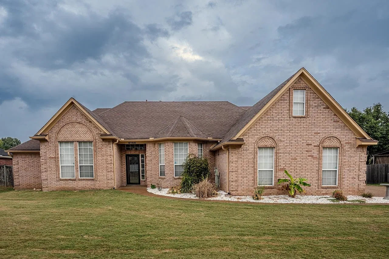 5 bed, 3.0 bath, 2839 sqft, $2,400 — Photo 1