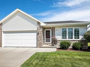 855 River Bluff Dr, Manitowoc, WI 54220