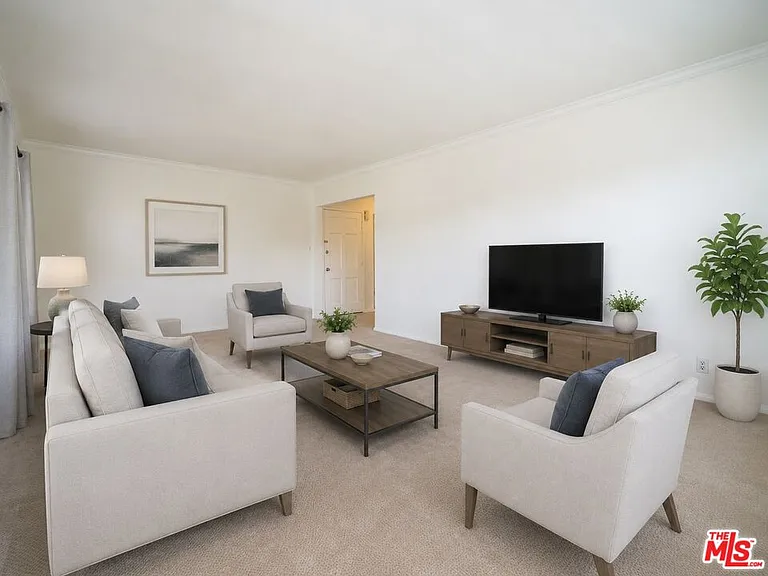 8551 Holloway Dr — Photo 3
