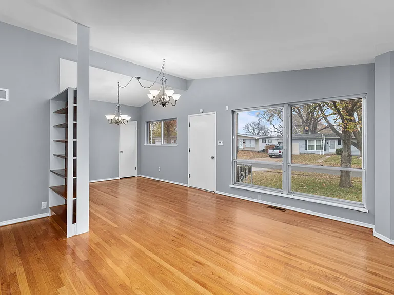 550 Versailles Dr — Photo 5