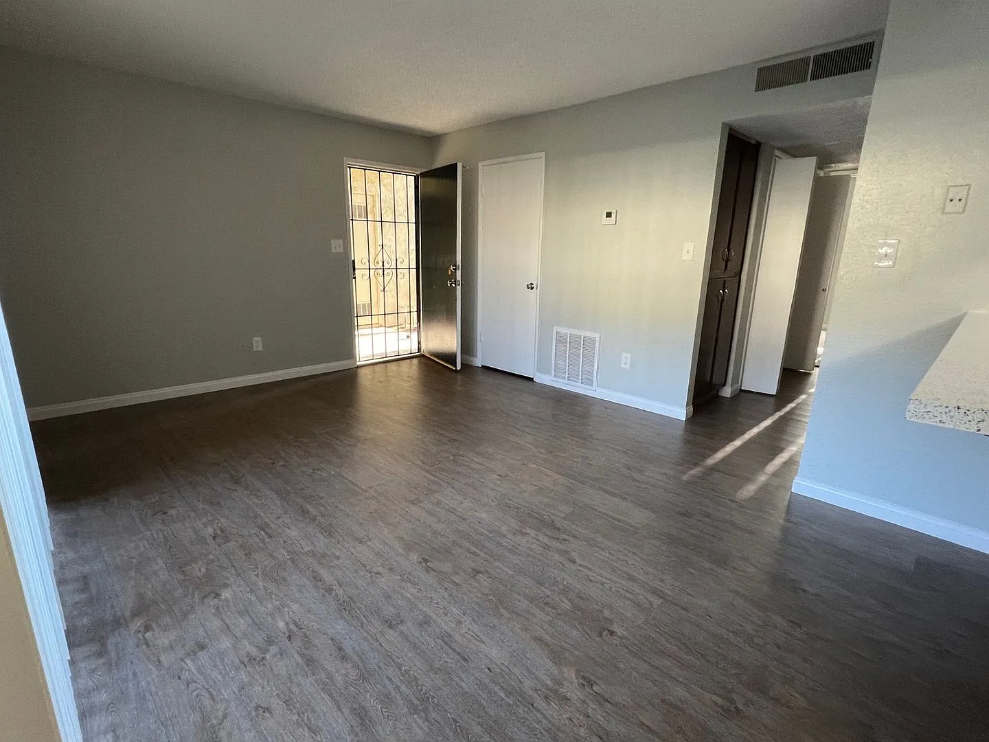 Raintree Garden Apartments — Photo 3