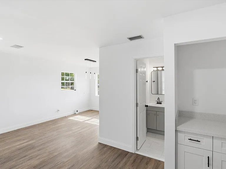 270 SW 10th Ave — Photo 12