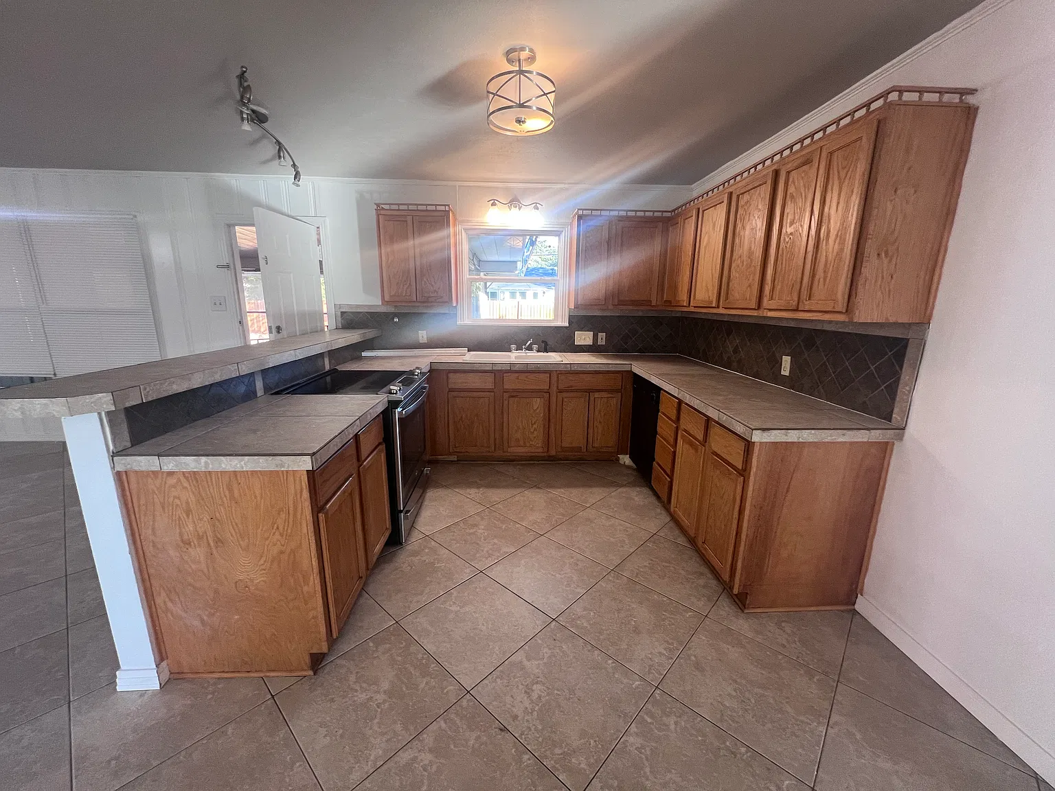 3 bed, 2262 sqft, $2,200 — Photo 4