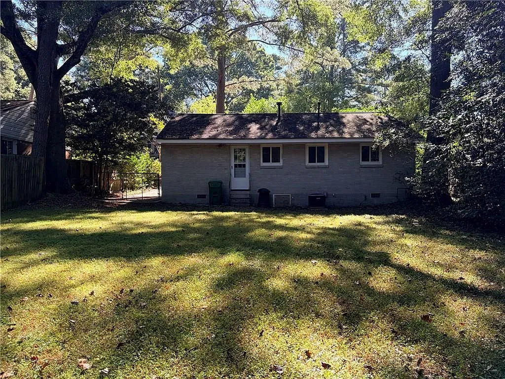 3 bed, 1.0 bath, 1026 sqft, $2,100 — Photo 3