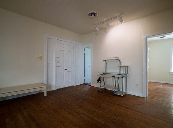 4th image of 2925 Dyer St