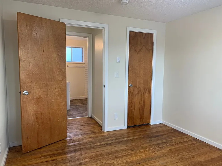 C2402 - Maple Court Apartments — Photo 13