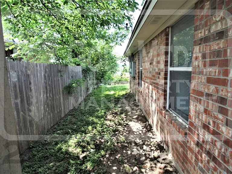 1520 Shoshoni Trl — Photo 27