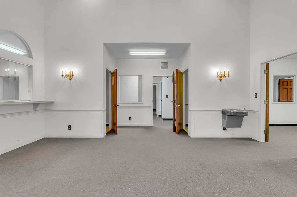 12 bed, 4763 sqft, $3,995 — Photo 2