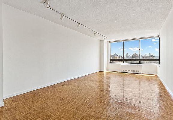 3rd image of 225 W 83rd St APT 17D